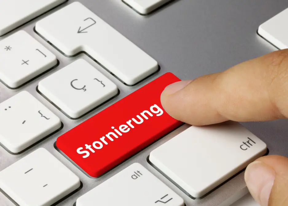 Das Drücken der roten Stornierungs-Taste auf einer Tastatur.